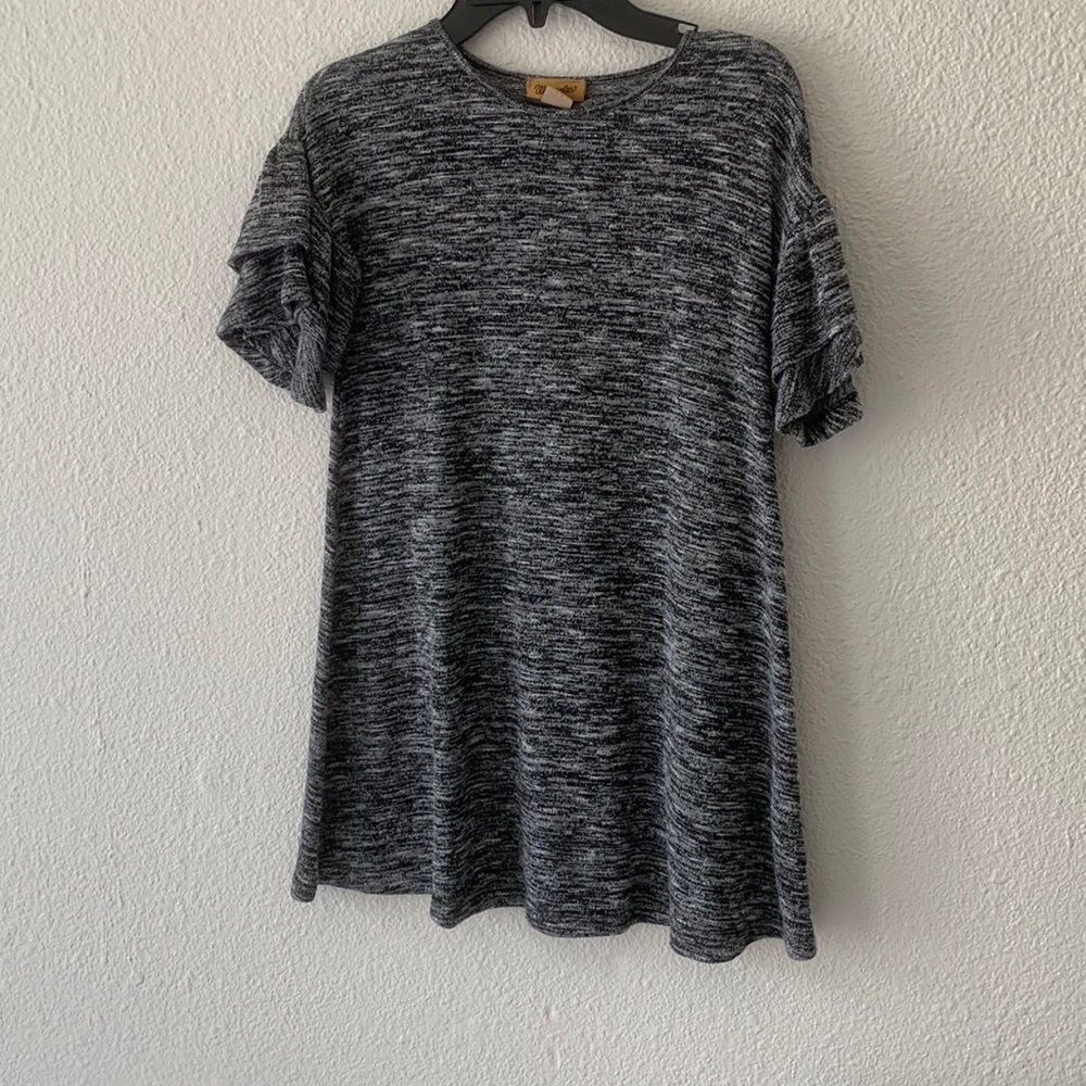 It is a dress,its brand is wrangler, size M for kids,it’s color is gray